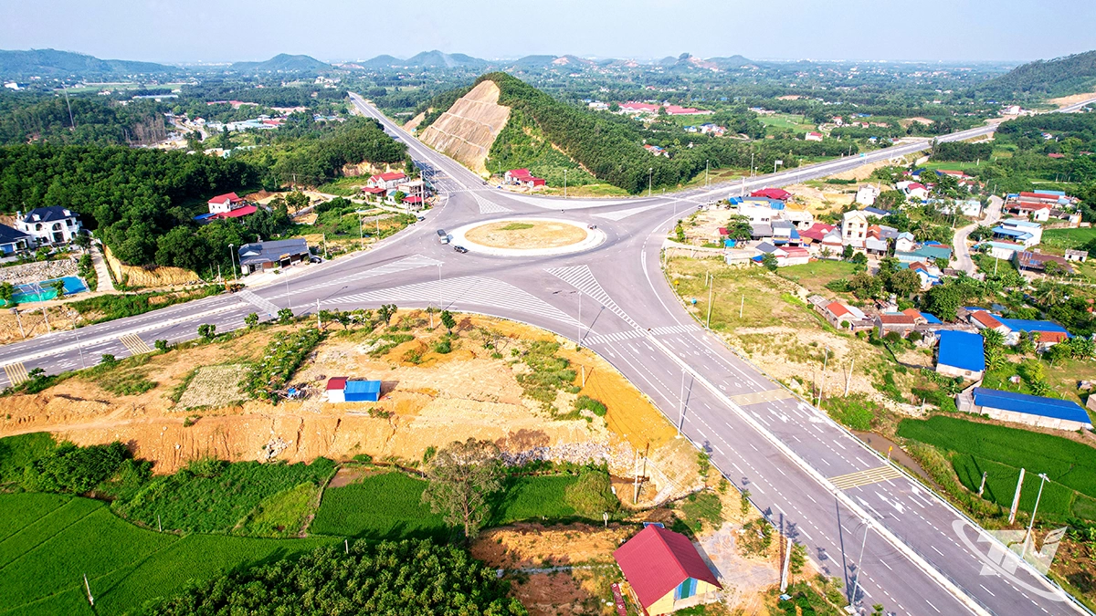 Tuyến đường liên kết, kết nối các tỉnh Thái Nguyên - Bắc Ninh - Phú Thọ (giai đoạn 1) với tổng mức đầu tư 4.200 tỷ đồng được khánh thành, thông xe kỹ thuật trước thềm Đại hội Đảng bộ tỉnh. Tuyến đường là đòn bẩy quan trọng để Thái Nguyên đẩy mạnh thu hút đầu tư, phát triển công nghiệp, đô thị, du lịch, dịch vụ, kết nối với các địa phương khác trong vùng...