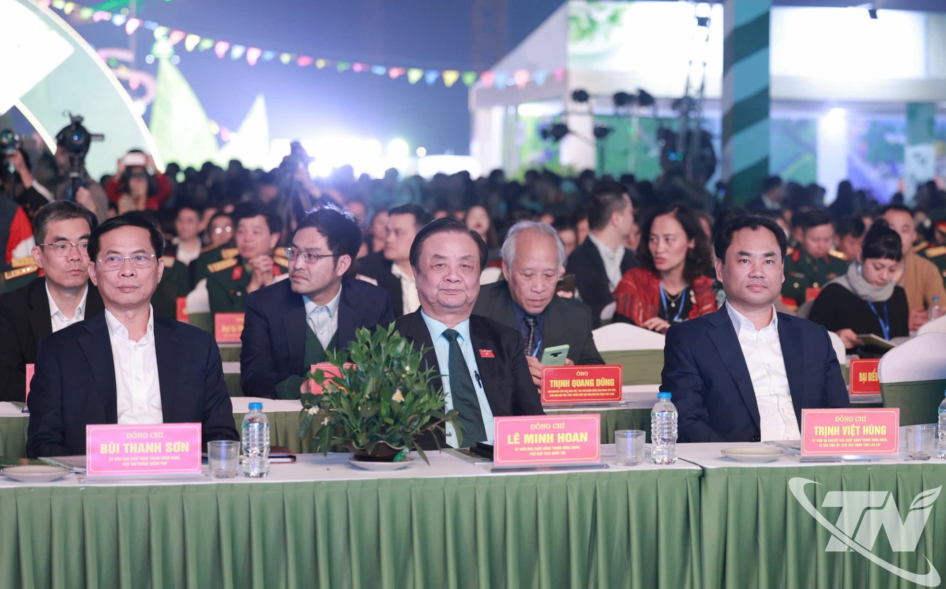 Ph&oacute; Chủ tịch Quốc hội L&ecirc; Minh Hoan, Ph&oacute; Thủ tướng Ch&iacute;nh phủ B&ugrave;i Thanh Sơn, B&iacute; thư Tỉnh ủy L&agrave;o Cai Trịnh Việt H&ugrave;ng v&agrave; c&aacute;c đại biểu dự Lễ khai mạc.