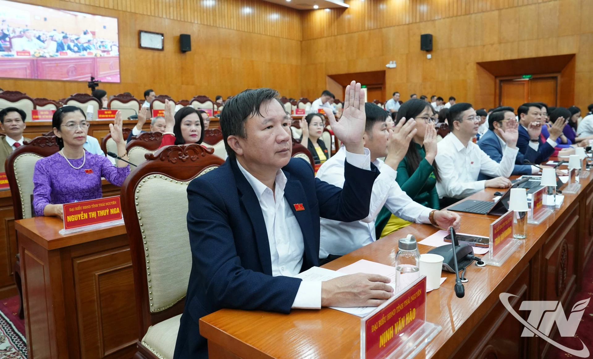 Các đại biểu biểu quyết thông qua Tờ trình về việc giới thiệu nhân sự bầu Chủ tịch UBND tỉnh Thái Nguyên khóa XIV, nhiệm kỳ 2021-2026.