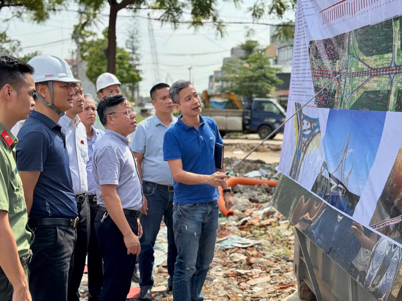 Ban Đô thị HĐND thành phố giám sát tiến độ triển khai các cây cầu trọng điểm trên địa bàn. Ảnh: Bảo Chi