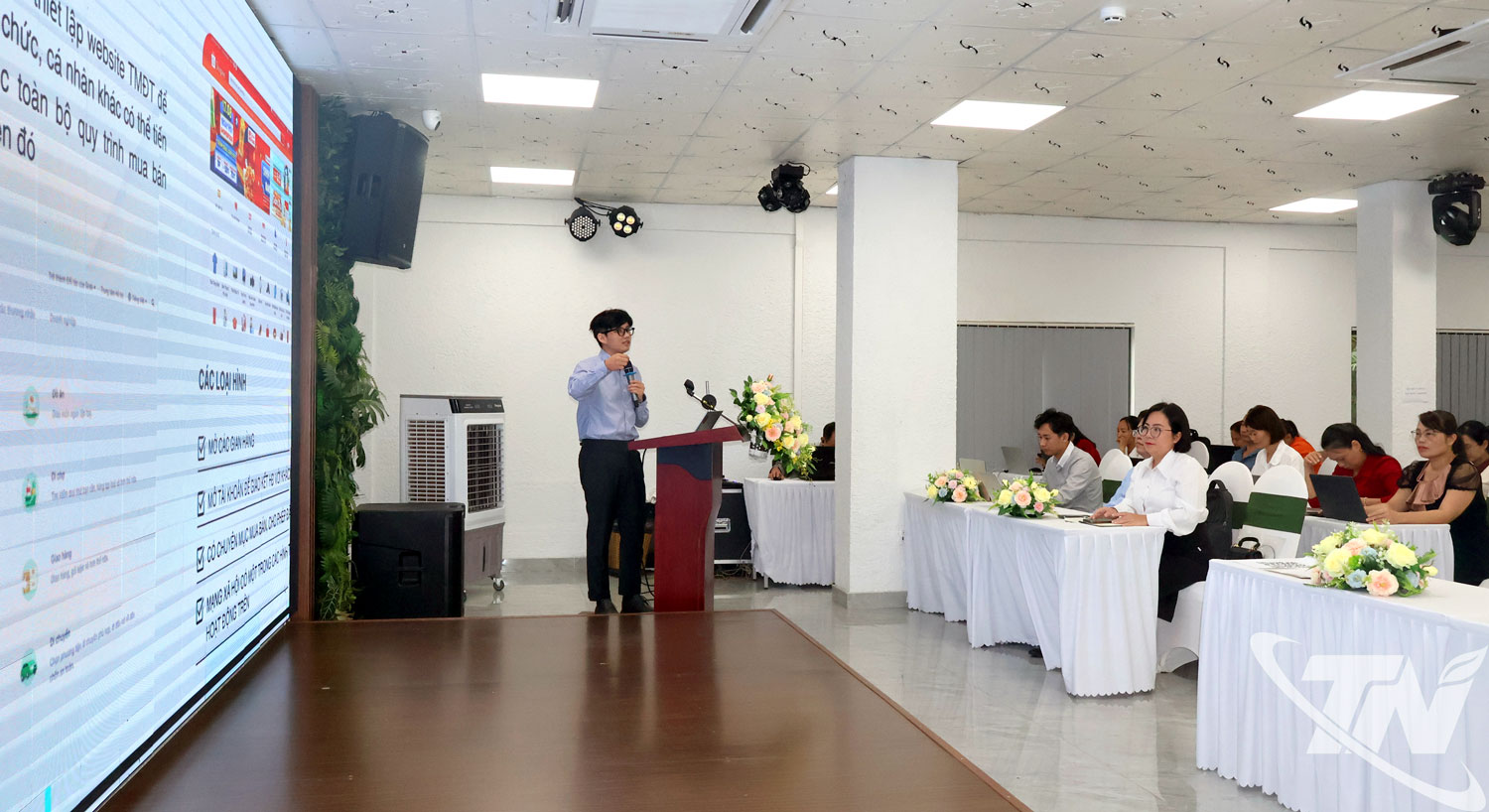 Giảng viên truyền đạt tổng quan về xu thế hoạt động của các sàn thương mại điện tử hiện nay.