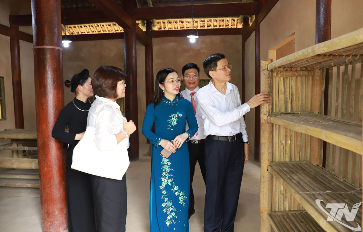 Các đại biểu tham quan Di tích.