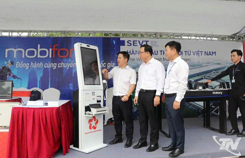 Lãnh đạo Sở Khoa học và Công nghệ Thái Nguyên kiểm tra thiết bị công nghệ về cải cách hành chính và giải pháp chuyển đổi số.