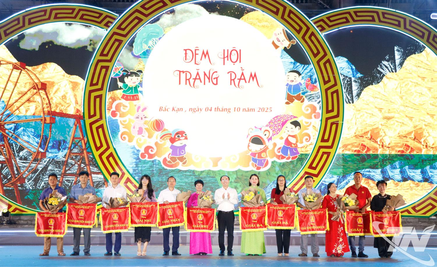 Đồng chí Nguyễn Đăng Bình trao thưởng cho các đội đoạt giải.