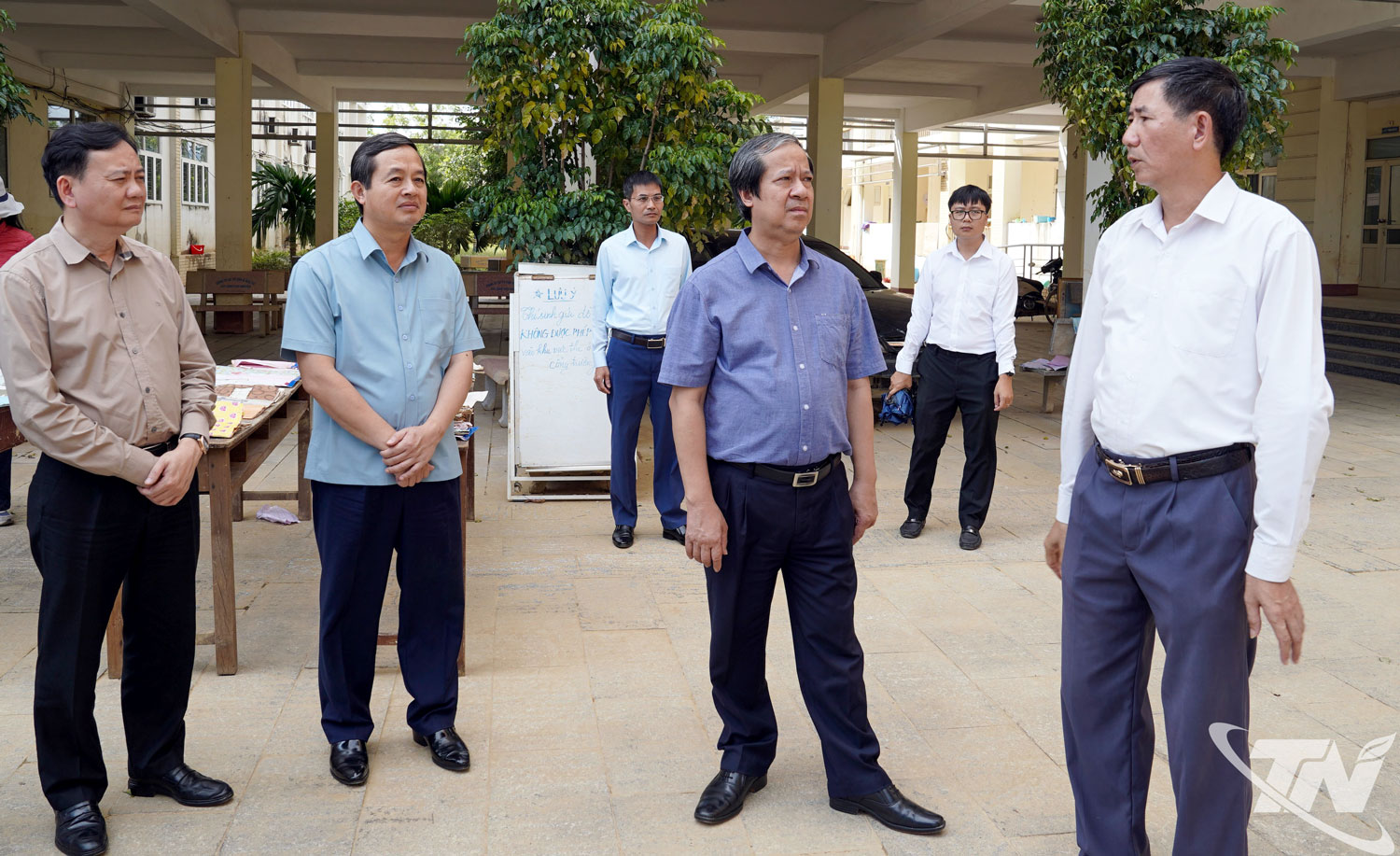 Bộ trưởng Bộ Giáo dục và Đào tạo Nguyễn Kim Sơn kiểm tra tình hình thiệt hại do cơn bão số 11 gây ra tại Trường THPT Chuyên Thái Nguyên.