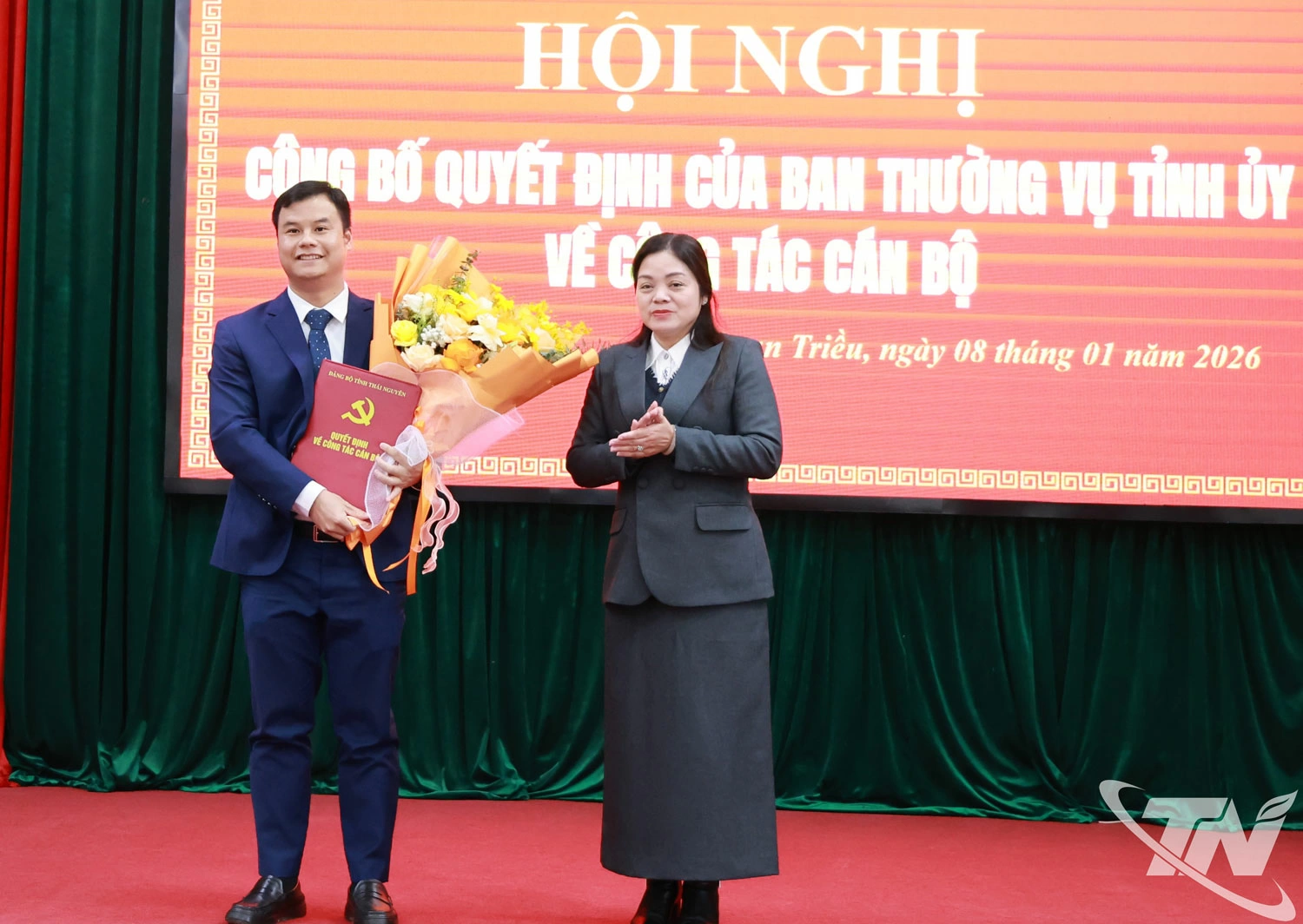 Đồng ch&iacute; Nguyễn Thị Loan, Ph&oacute; Chủ tịch UBND tỉnh trao quyết định v&agrave; tặng hoa ch&uacute;c mừng.
