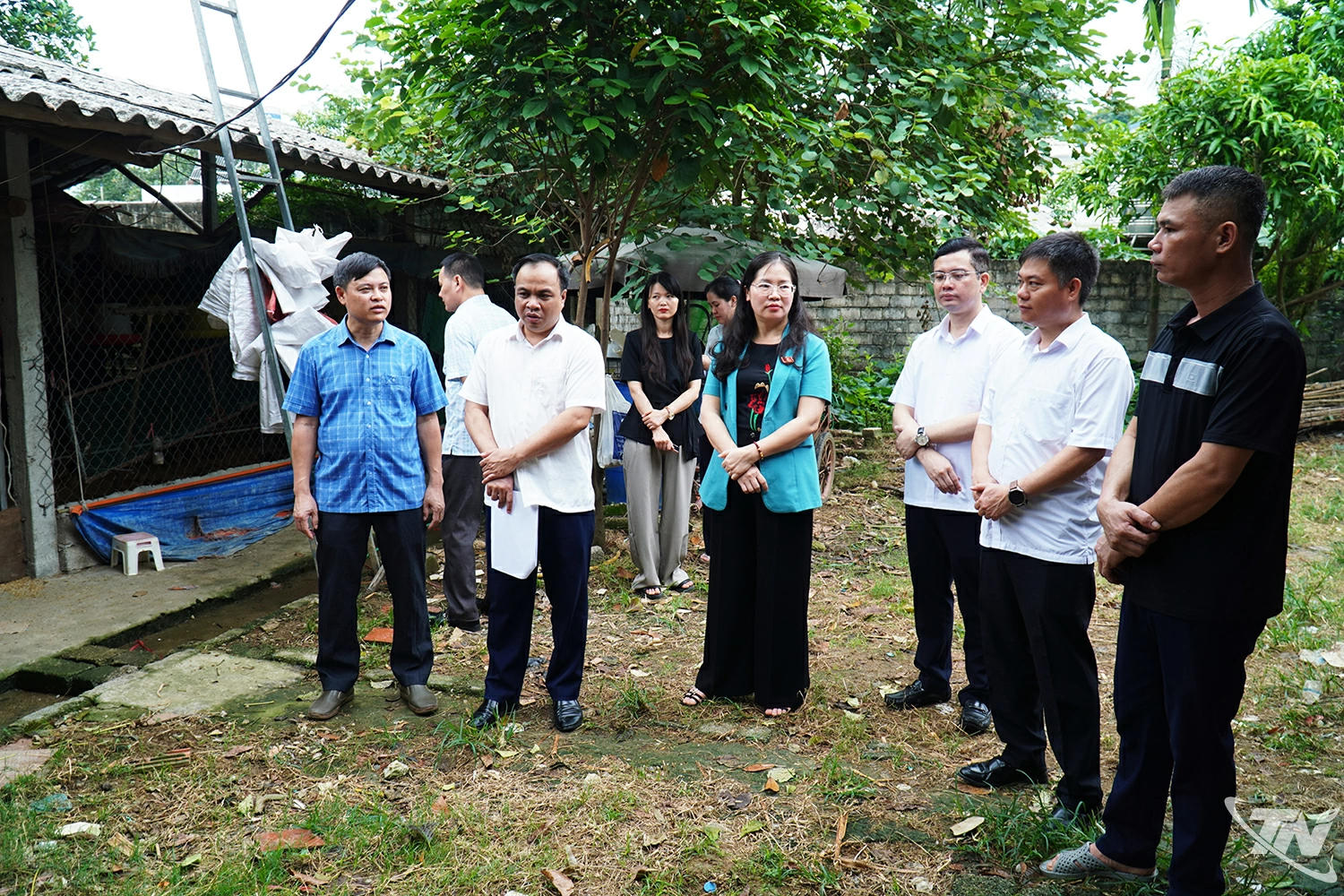Đoàn khảo sát trang trại chăn nuôi trên địa bàn xã La Bằng.