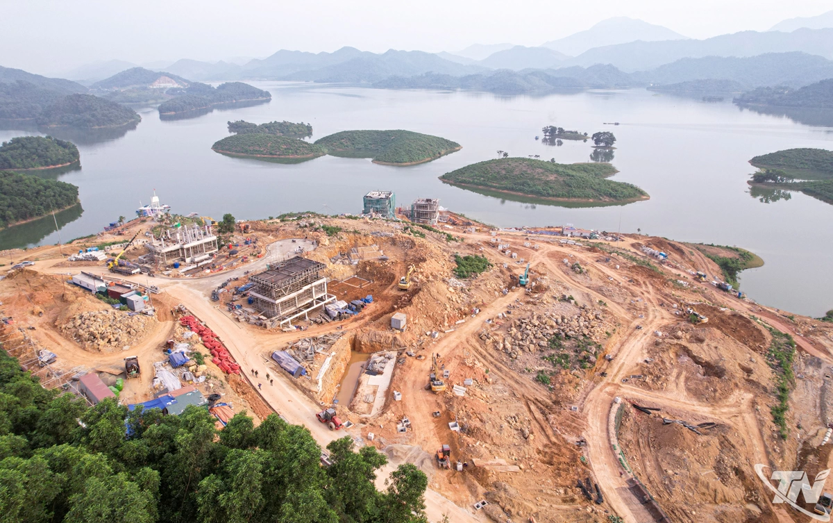 Dự án Khu nghỉ dưỡng quốc tế Flamingo Majestic Island Resort đang được triển khai tại khu vực hồ Núi Cốc là khu nghỉ dưỡng 6 sao đầu tiên tại miền Bắc. Hiện nay, nhà đầu tư đang huy động tối đa các nguồn lực để đẩy nhanh tiến độ thực hiện Dự án. Việc triển khai Dự án đánh dấu bước phát triển mới trong lĩnh vực du lịch trên địa bàn tỉnh.