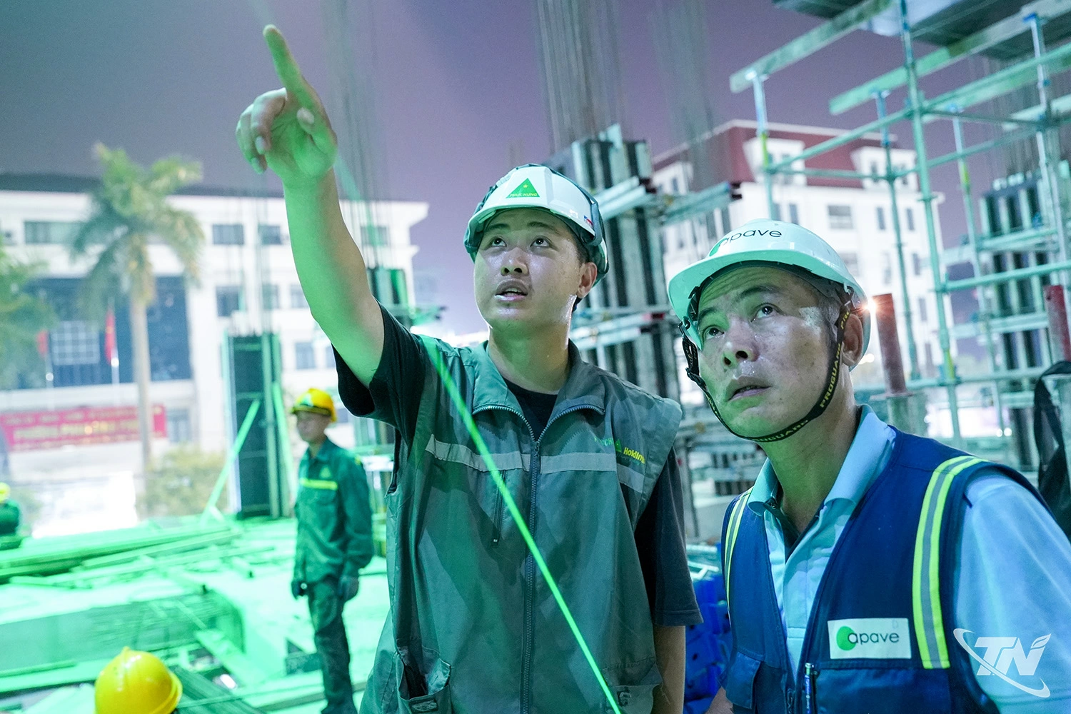 Thi công ban đêm, công tác giám sát phải được siết chặt hơn. Trong ảnh: Anh Lê Trọng Dương (bên phải), nhân viên tư vấn, giám sát Công ty TNHH Apave Châu Á –- Thái Bình Dương bám sát công trường để giám sát công nhân thi công bảo đảm kỹ thuật và an toàn.