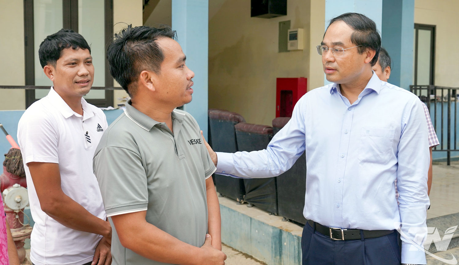 Đồng chí Bí thư Tỉnh ủy, Trịnh Xuân Trường trò chuyện, động viên lưu sinh viên Lào đang học tập tại Trường ĐH Sư phạm Thái Nguyên bị ảnh hưởng bởi mưa lũ.