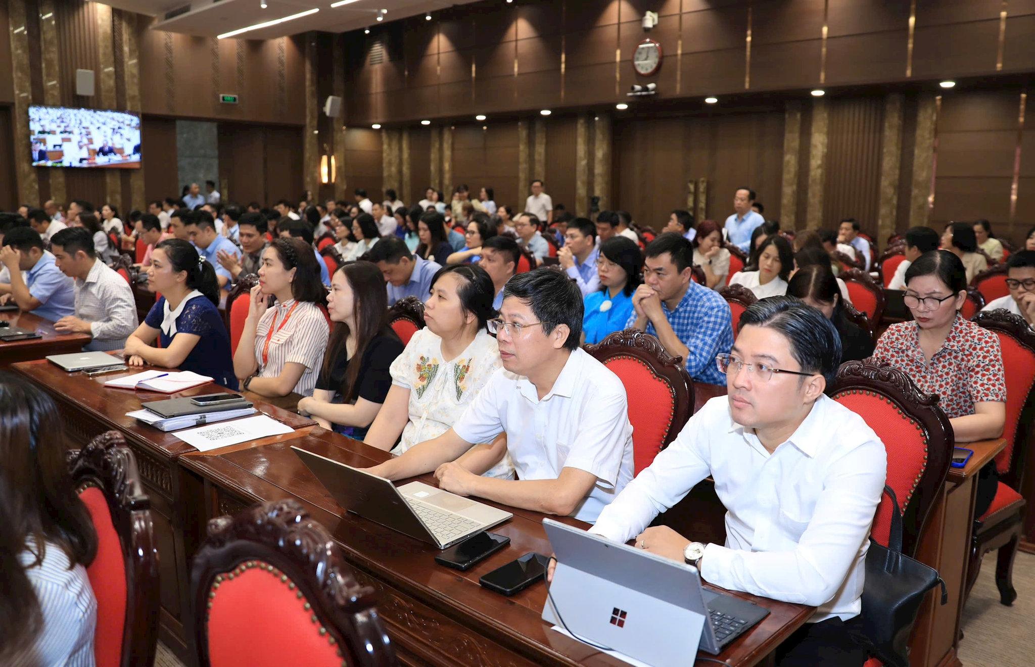 Các đại biểu tham dự hội nghị tại điểm cầu Thành ủy Hà Nội. Ảnh: Quang Th