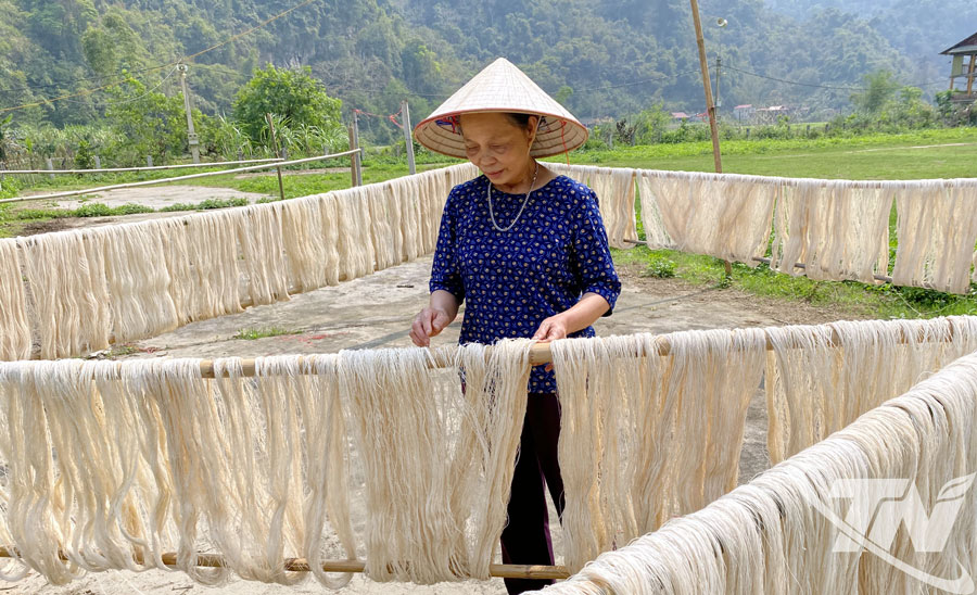 Phơi sợi là bước chuẩn bị quan trọng trong nghề dệt truyền thống.