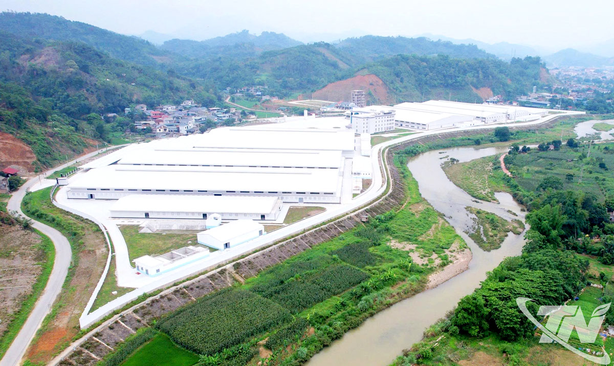 Công ty TNHH Sản xuất giày Chung Jye Bắc Kạn - Việt Nam có công suất 10 triệu đôi giày dép/năm, thu hút khoảng 5.000 lao động địa phương, đang hoạt động tại Cụm công nghiệp Huyền Tụng (phường Đức Xuân).