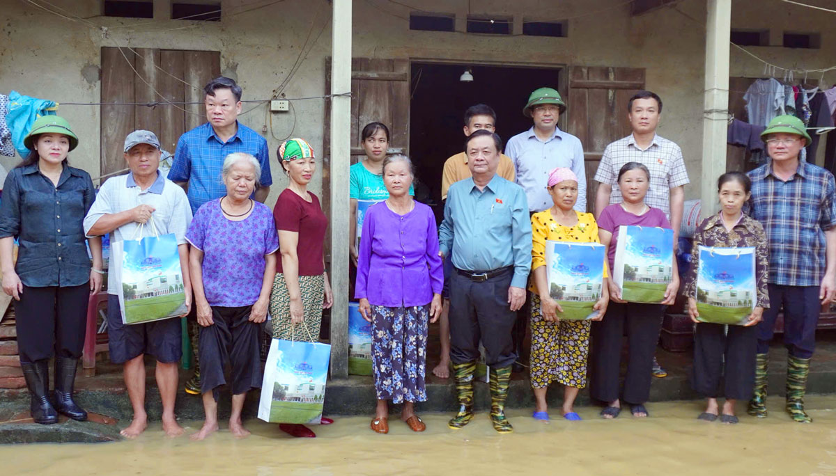 Phó Chủ tịch Quốc hội tặng quà người dân