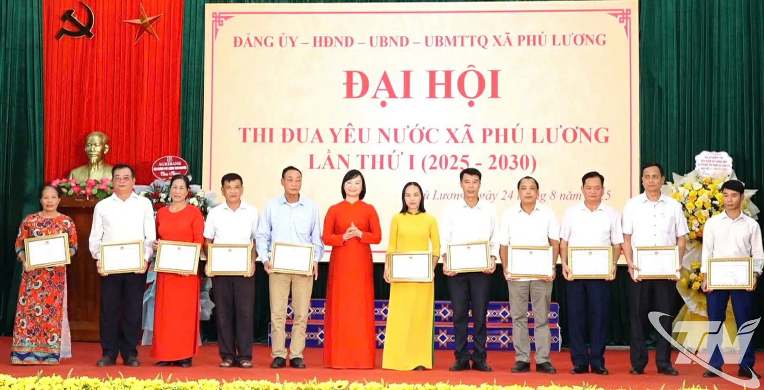 Khen thưởng cho các tập thể, cá nhân có thành tích xuất sắc trong thực hiện các phong trào thi đua iai đoạn 2020-2025.