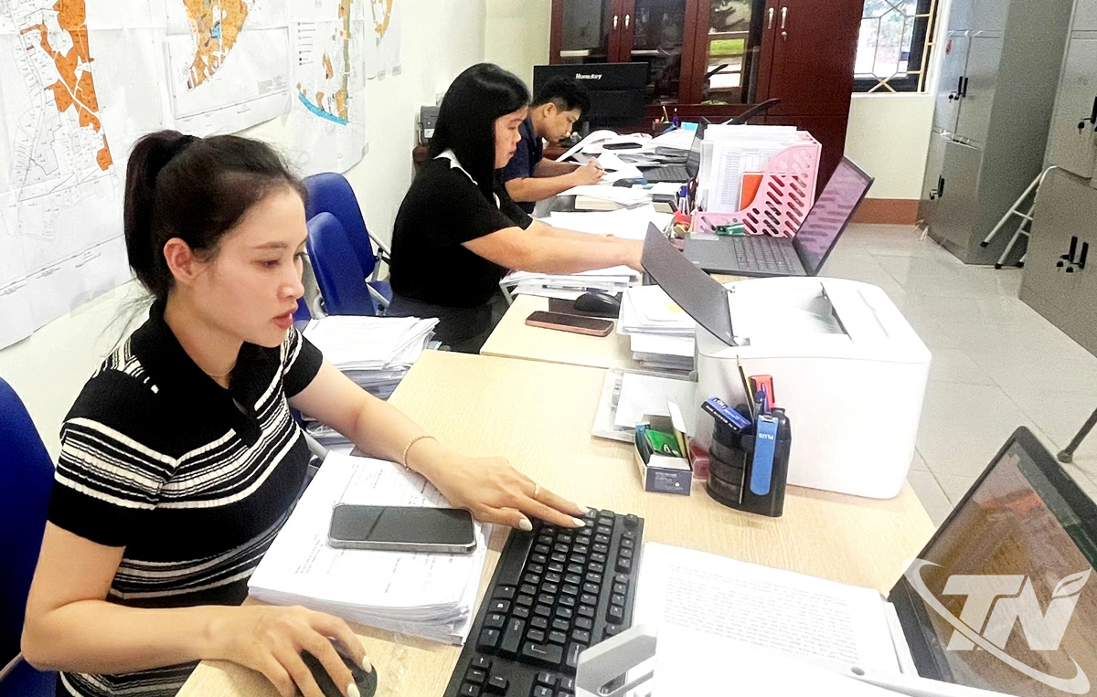 Cán bộ Chi nhánh Trung tâm Phát triển quỹ đất khu vực 5 tập trung thực hiện công tác bồi thường và giải phóng mặt bằng.