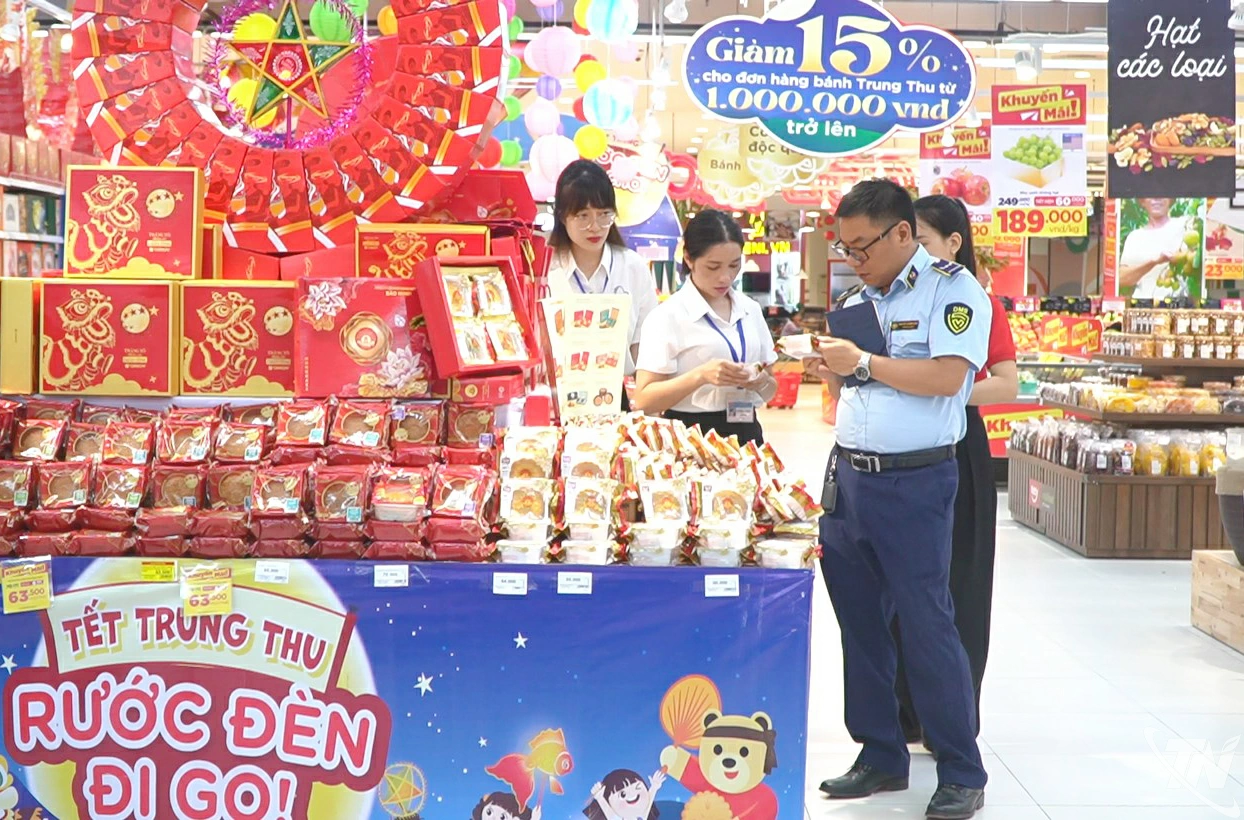 Đoàn liên ngành của tỉnh kiểm tra an toàn thực phẩm tại Siêu thị Go!