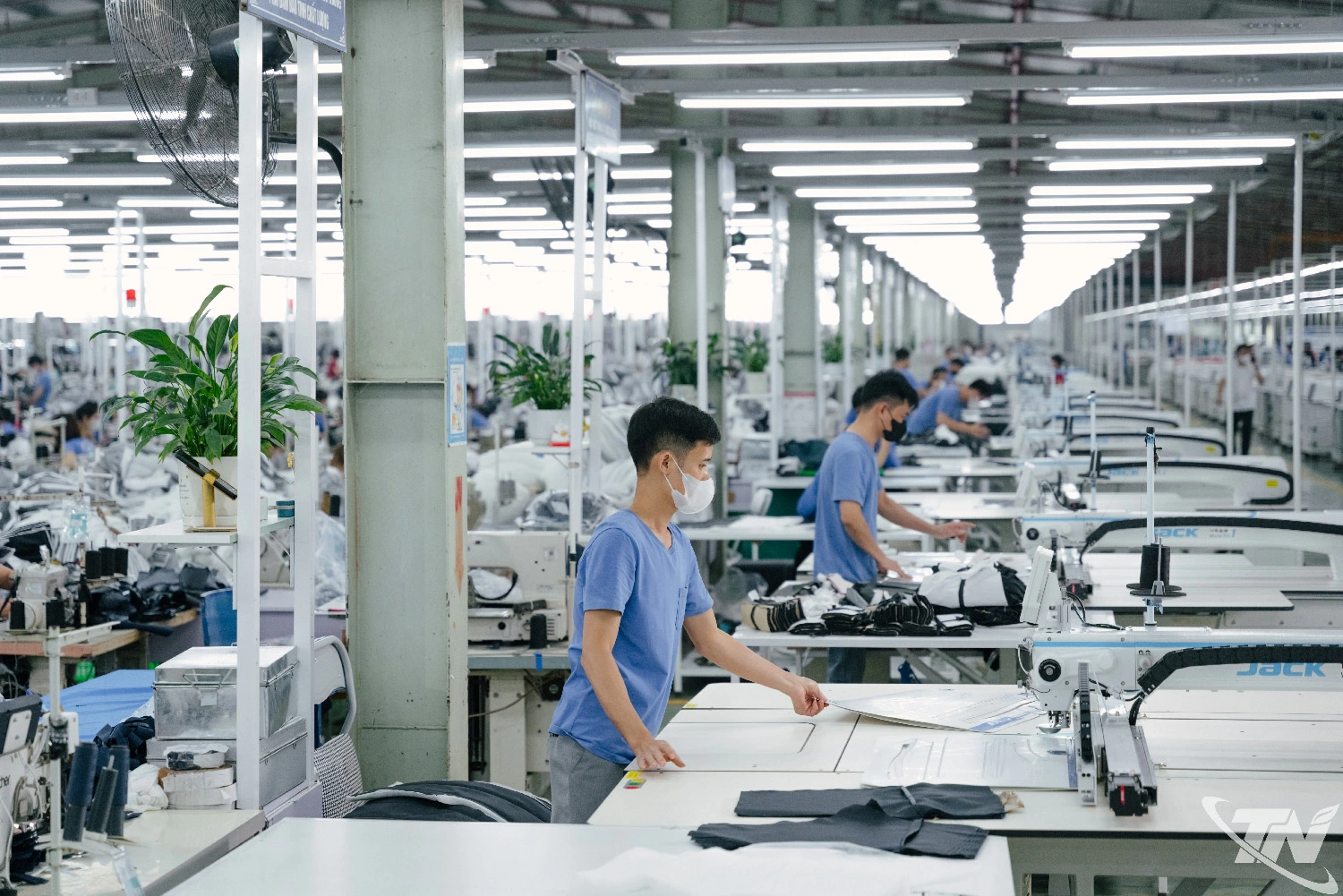 Công nhân TNG vận hành máy lập trình tự động giảm thời gian, thao tác tăng năng suất lao động.