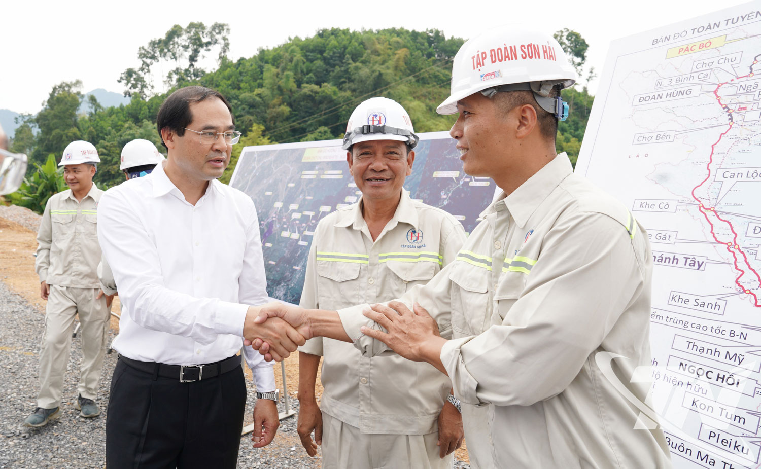 Đồng chí Bí thư Tỉnh ủy Trịnh Xuân Trường thăm hỏi động viên các cán bộ, kỹ sư, người lao động trên công trường thi công giai đoạn 2 của Dự án đường Hồ Chí Minh đoạn Chợ Chu – Ngã ba Trung Sơn.