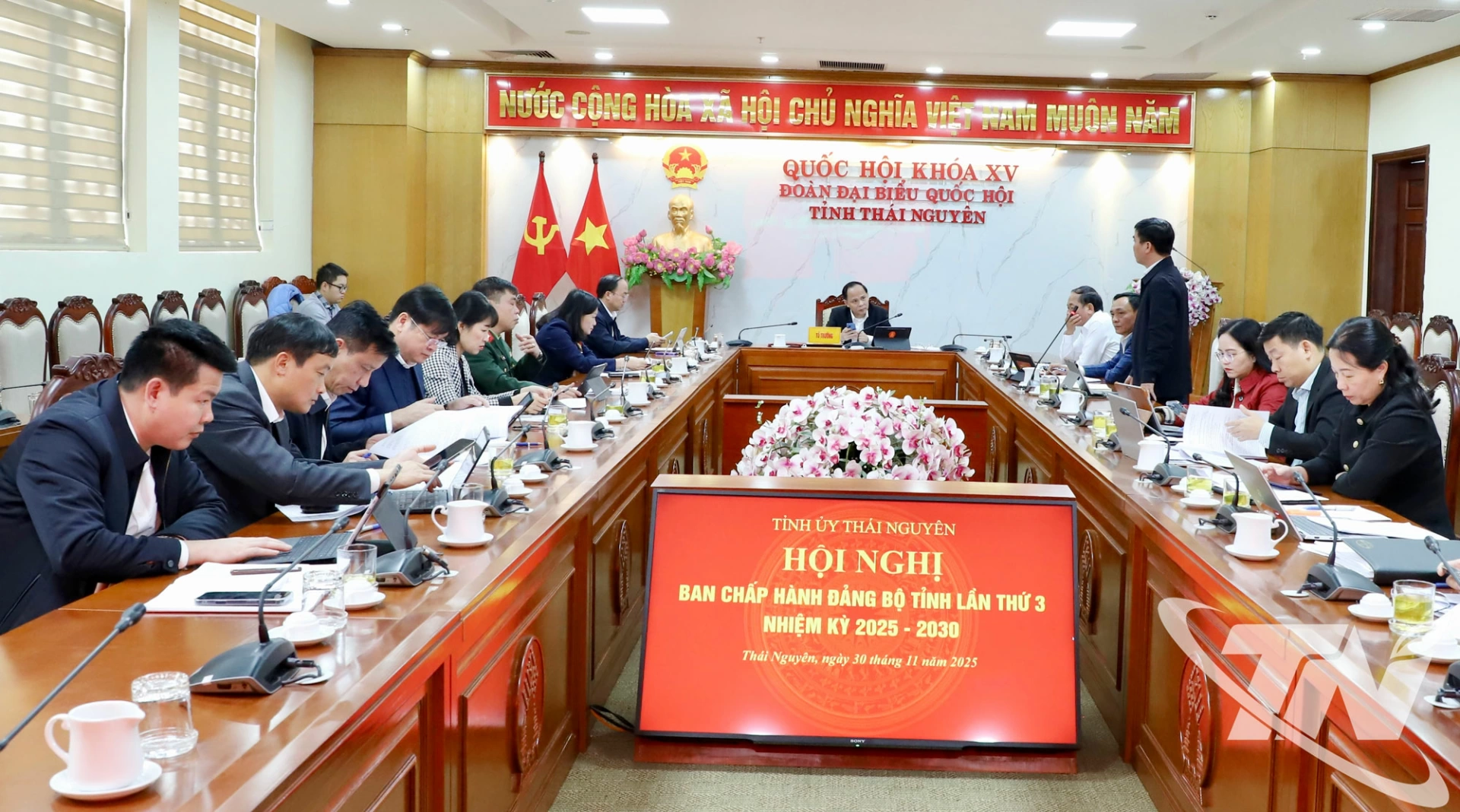 Các tổ thảo luận.