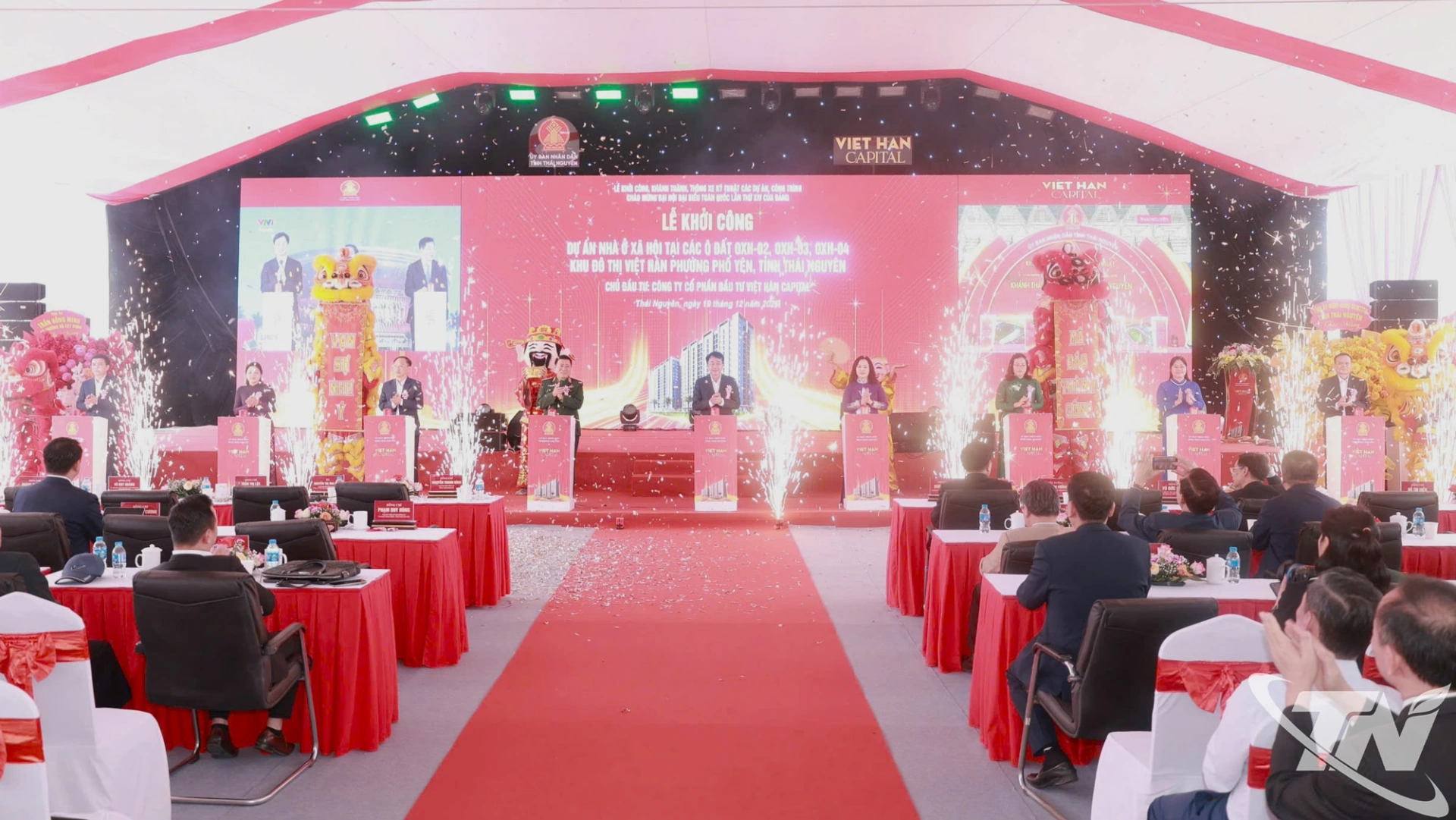 Các đại biểu thực hiện nghi thức khởi công Dự án.