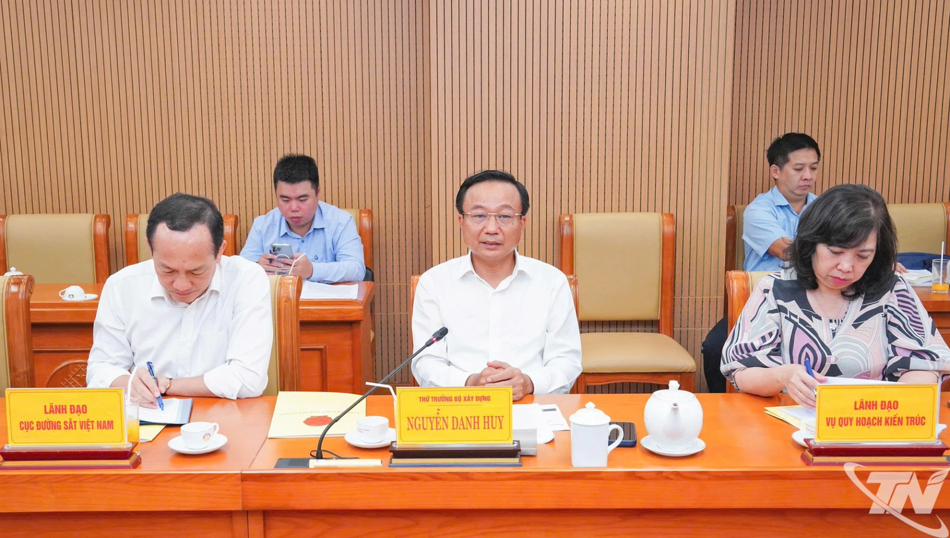 Thứ trưởng Bộ Xây dựng Nguyễn Danh Huy và Đoàn công tác tại buổi làm việc.