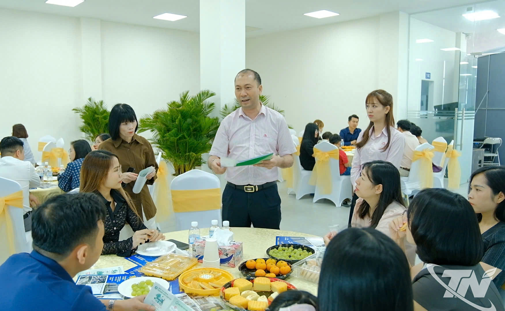 Cán bộ Ngân hàng Chính sách xã hội Phổ Yên tư vấn, hướng dẫn khách hàng tiếp cận chương trình vay vốn ưu đãi mua nhà ở xã hội.