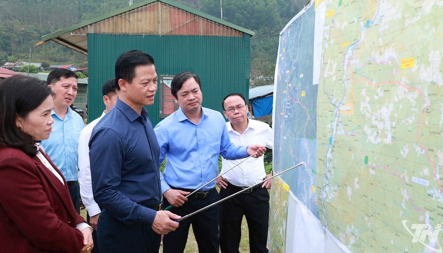 Đoàn công tác kiểm tra phương án đầu tư Dự án xây dựng cầu Tân Kỳ.