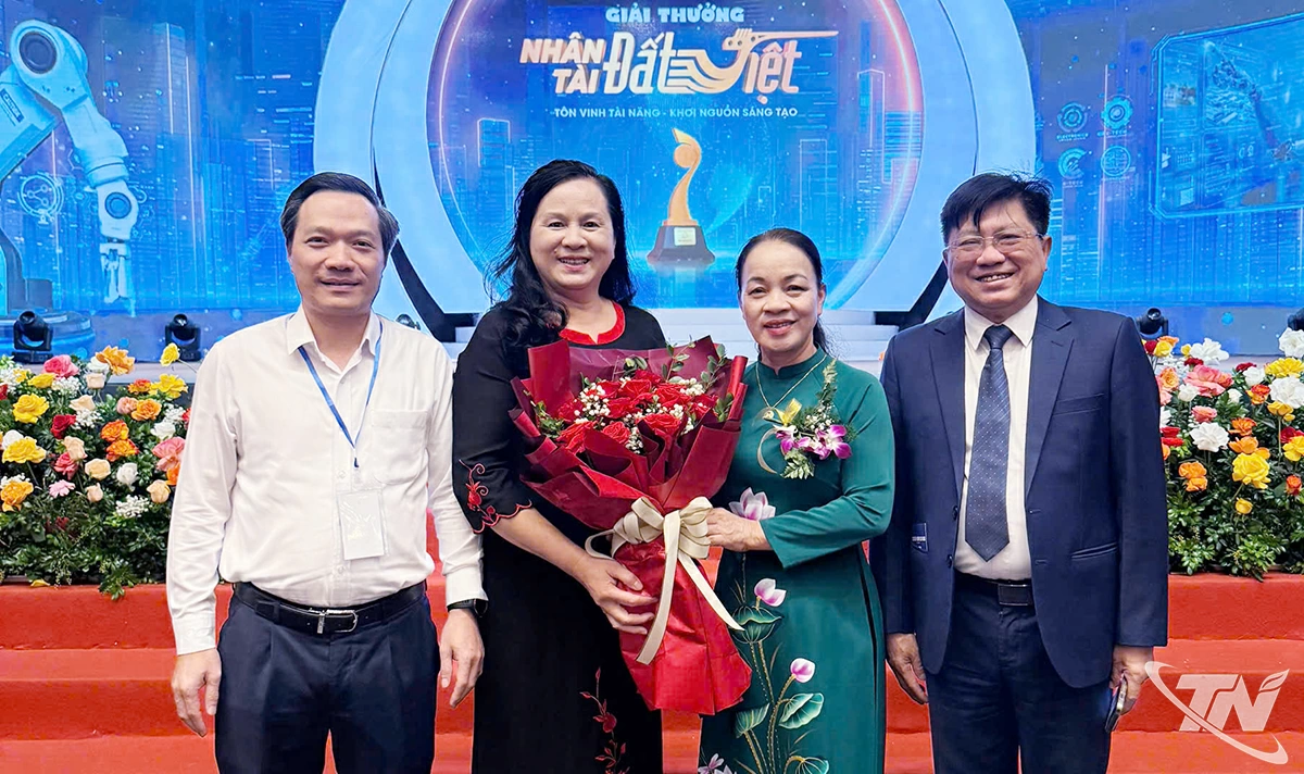 Bà Đào Thanh Hảo với các đồng chí lãnh đạo Hội Khuyến học tỉnh tại buổi Lễ.