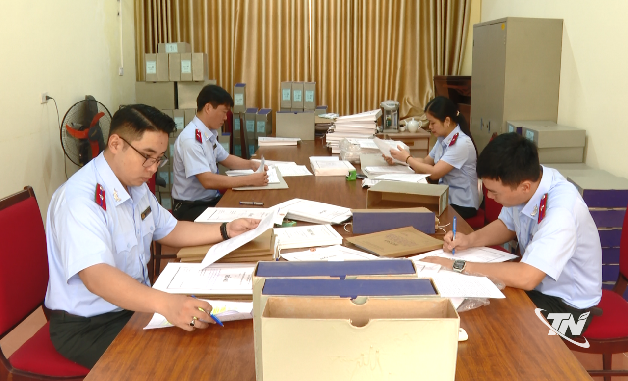 Cán bộ Thanh tra tỉnh thực hiện kiểm tra, phân loại hồ sơ trước khi số hóa.
