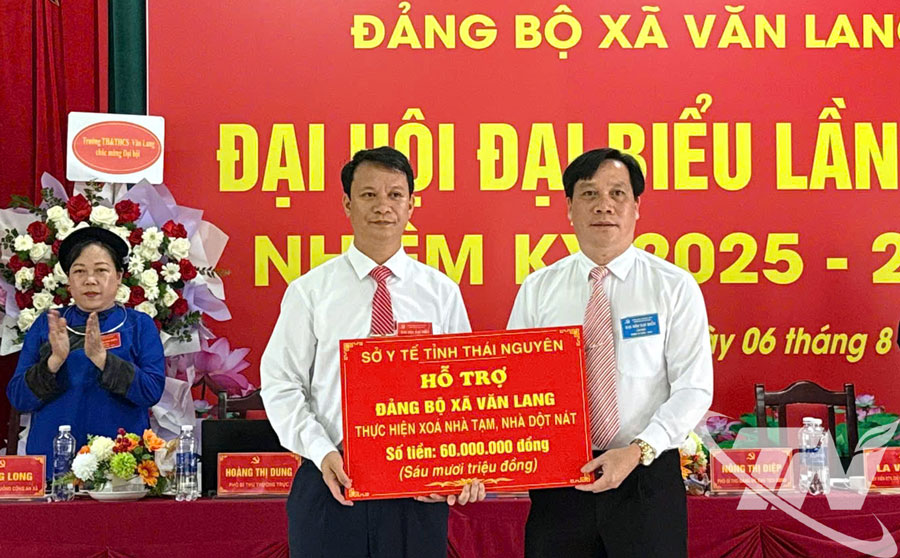 Lãnh đạo Sở Y tế trao tiền hỗ trợ xóa nhà tạm cho xã Văn Lang.