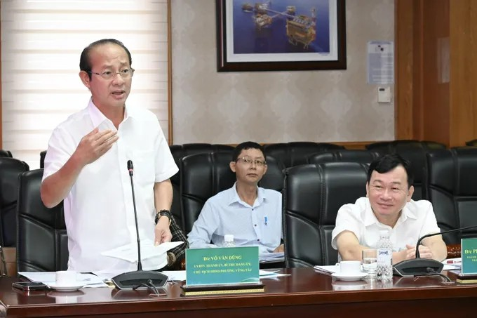 Bí thư Đảng ủy phường Vũng Tàu Võ Văn Dũng trao tại buổi làm việc. Ảnh: VIỆT DŨNG