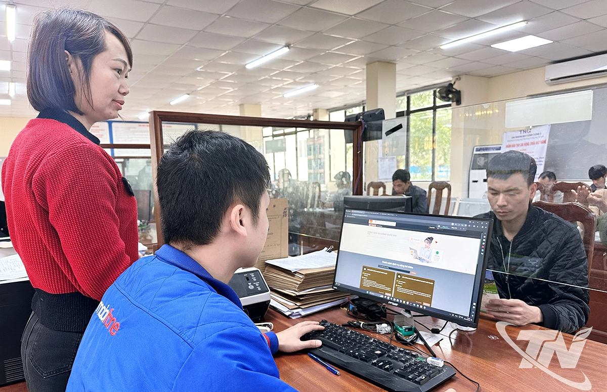 Cán bộ Trung tâm Dịch vụ việc làm tỉnh tiếp nhận và giải quyết hồ sơ    trên Cổng dịch vụ công quốc gia.