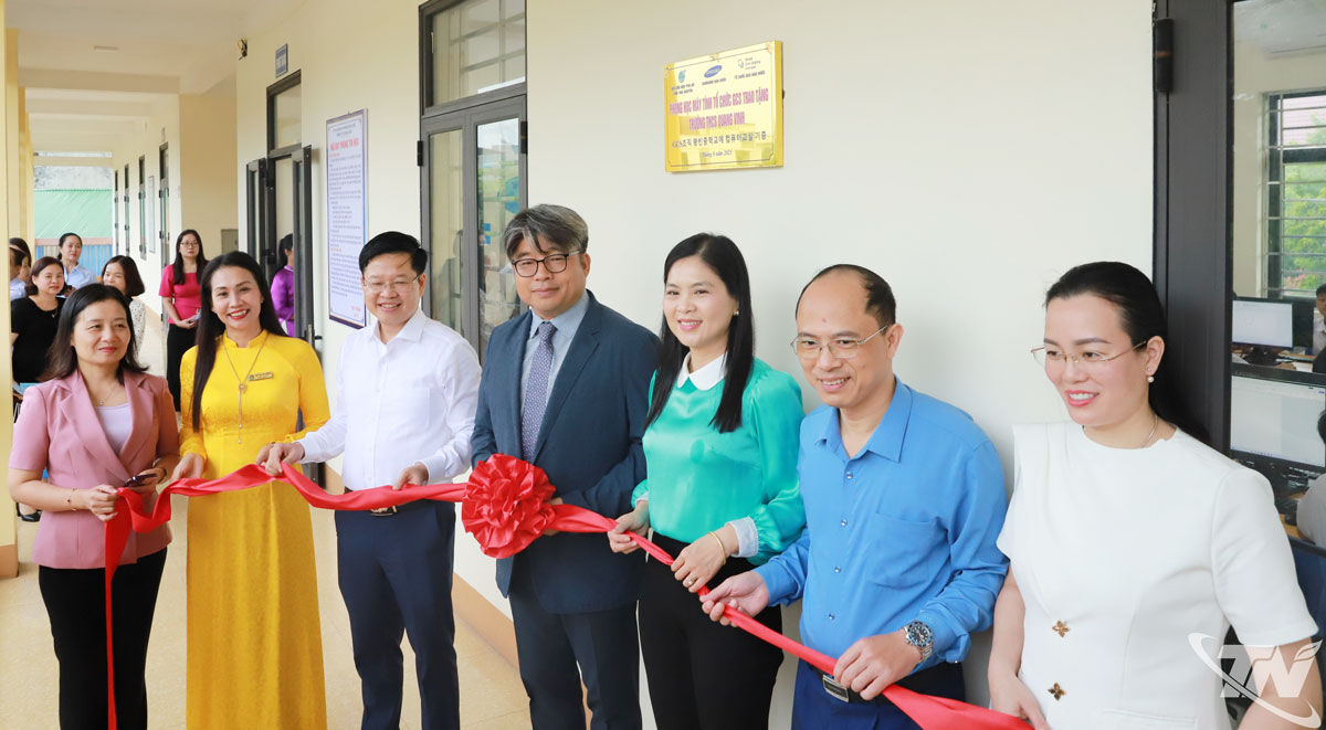 Nghi thức khánh thành phòng học.