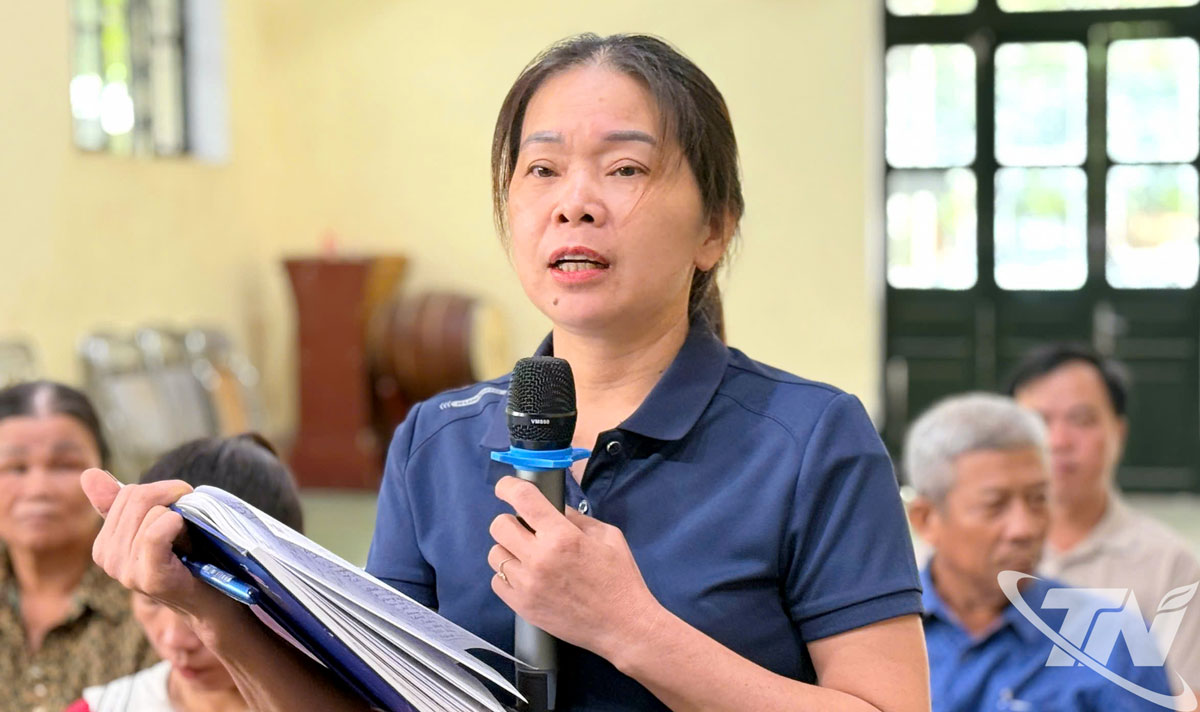 Cử tri xã Cẩm Giàng phát biểu ý kiến tại buổi tiếp xúc với đại biểu HĐND tỉnh