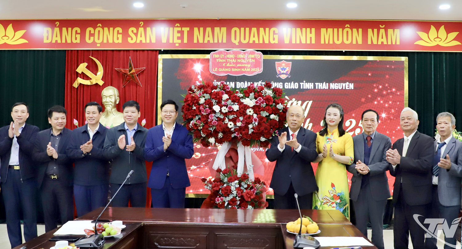 Đồng chí Đinh Quang Tuyên và Đoàn công tác chúc mừng