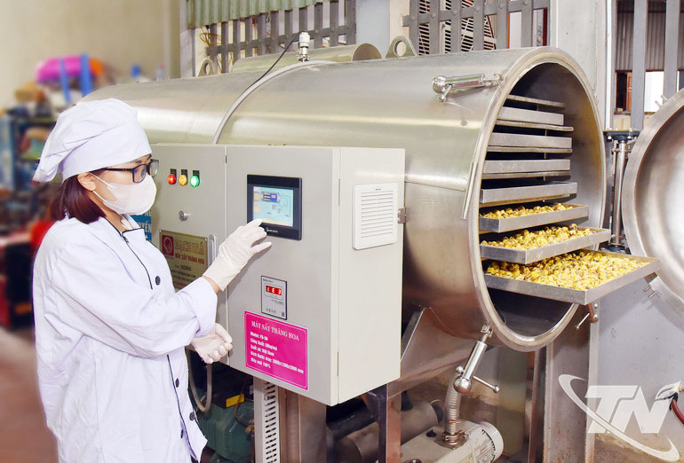 Công nhân Công ty TNHH Hà Diệp (ở phường Đức Xuân) kiểm tra thông số kỹ thuật trước khi vận hành máy móc thiết bị được hỗ trợ.