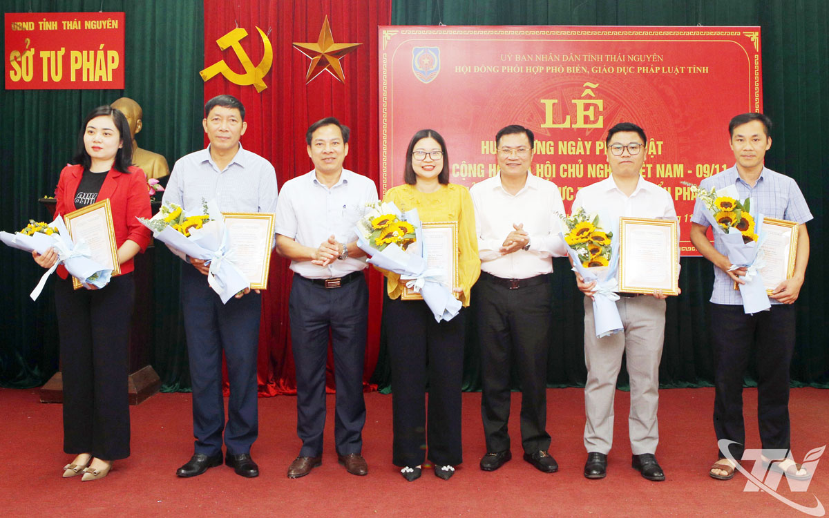 Lãnh đạo Sở Tư pháp trao Giấy chứng nhận và giải thưởng cho các cá nhân đạt giải Cuộc thi trực tuyến “Tìm hiểu Luật Đất đai năm 2024” trên địa bàn tỉnh tại Lễ hưởng ứng Ngày Pháp luật Việt Nam năm 2024.