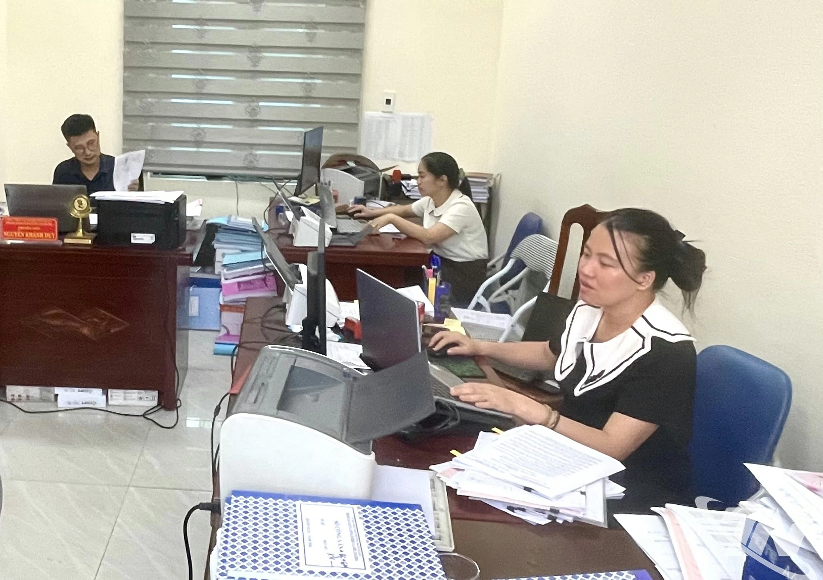 Để bảo đảm tiến độ giải quyết công việc và phục vụ người dân, nhiều cán bộ, công chức phường Bách Quang thường xuyên làm việc ngoài giờ hành chính.