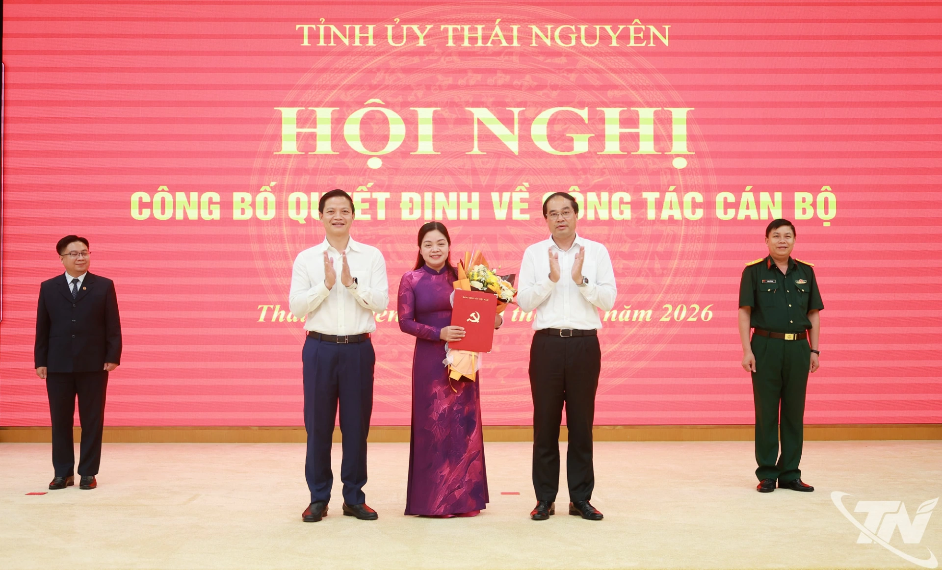 Đồng chí Bí thư Tỉnh ủy và đồng chí Chủ tịch UBND tỉnh trao quyết định, chúc mừng đồng chí Nguyễn Thị Loan.
