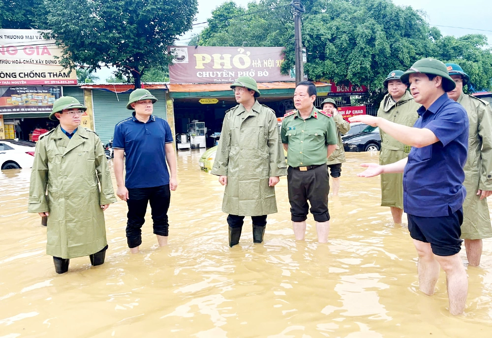 Đồng chí Bí thư Tỉnh ủy Trịnh Xuân Trường cùng Đoàn công tác kiểm tra công tác ứng phó với mưa lũ tại phường Quan Triều.