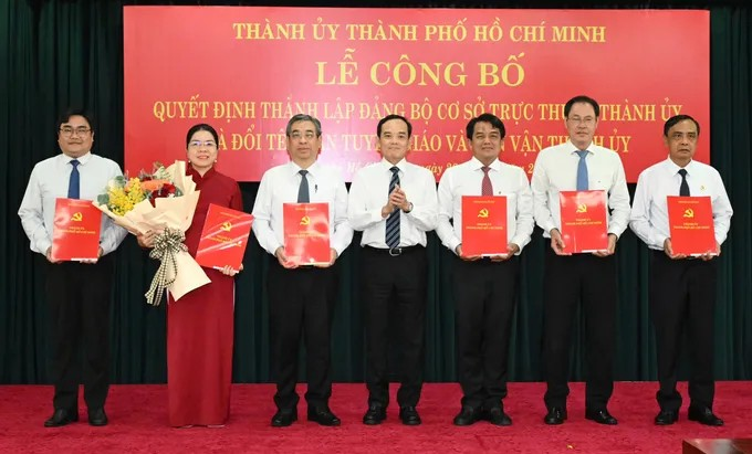 Bí thư Thành ủy TPHCM Trần Lưu Quang trao quyết định cho Ban Thường vụ Đảng ủy MTTQ, các đoàn thể TPHCM. Ảnh: VIỆT DŨNG