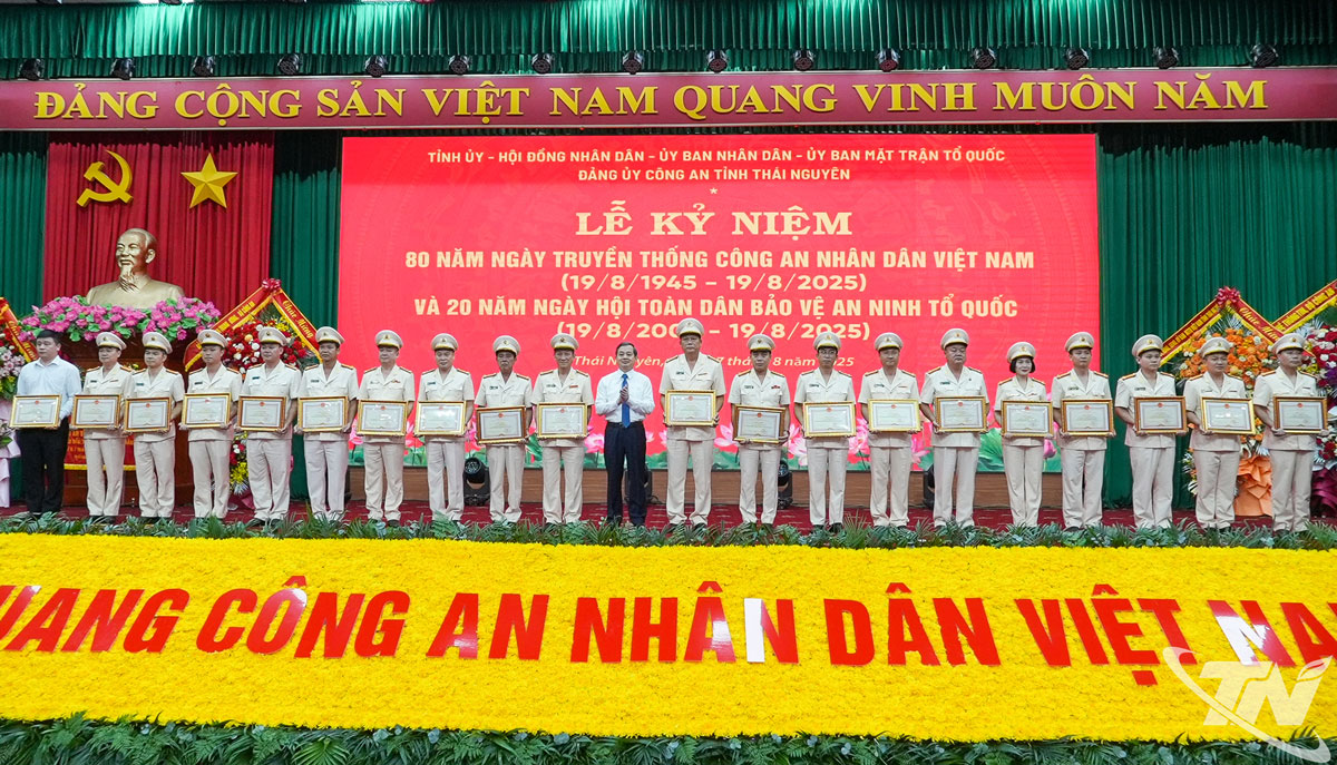 Đồng chí Chủ tịch UBND tỉnh Phạm Hoàng Sơn trao Bằng khen của UBND tỉnh cho các cá nhân có thành tích xuất sắc giai đoạn 2020-2025.