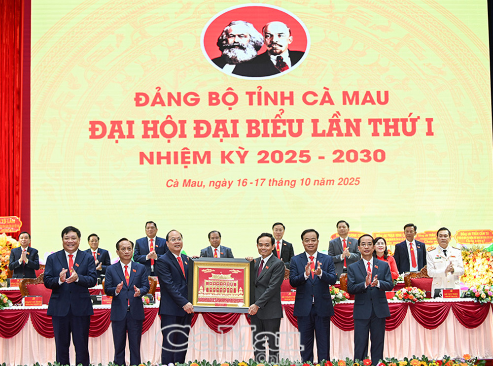 Đồng chí Trần Lưu Quang, Bí thư Trung ương Đảng, Bí thư Thành uỷ TP Hồ Chí Minh, tặng quà chúc mừng Đại hội. Ảnh: THANH MINH