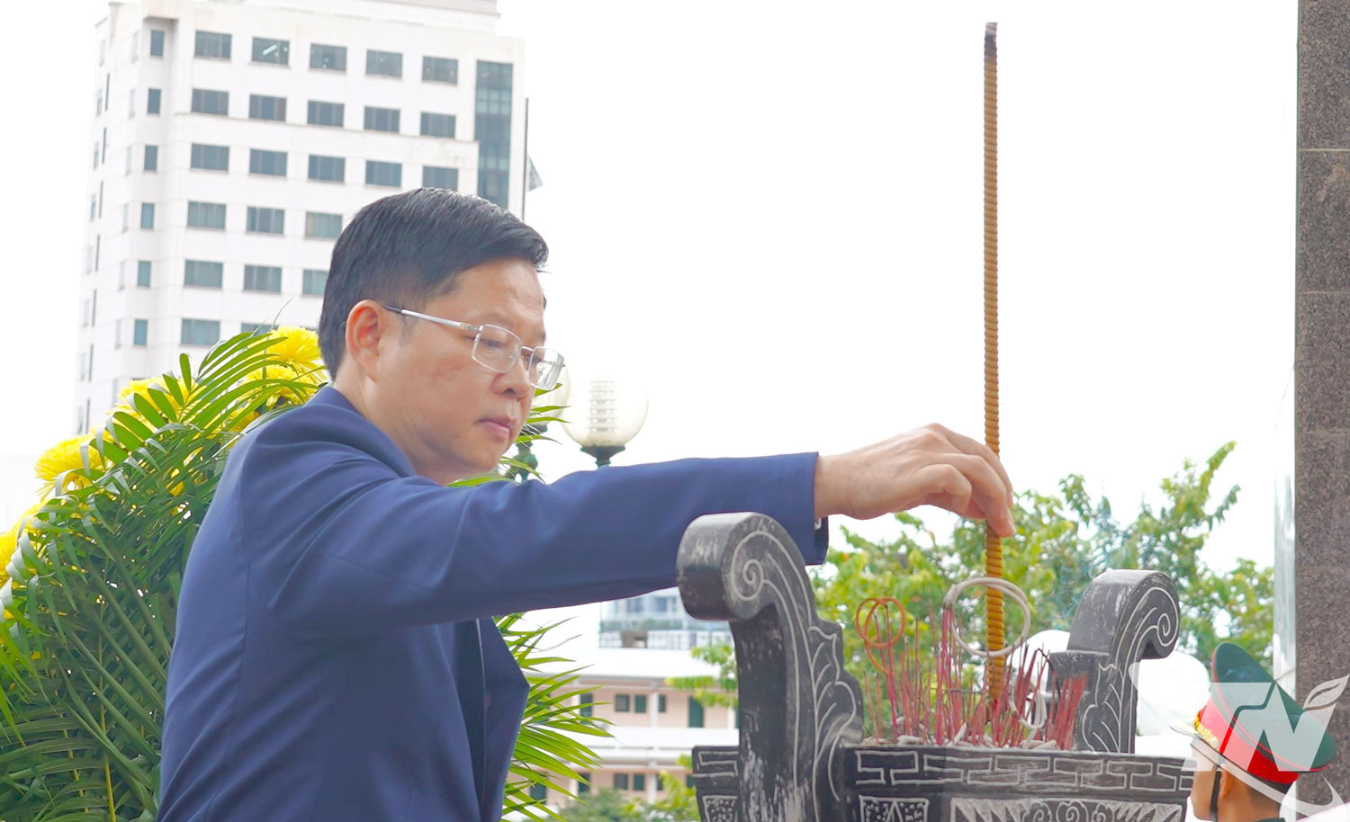 Đồng chí Đinh Quang Tuyên, Phó Bí thư Thường trực Tỉnh ủy, Chủ tịch Ủy ban MTTQ Việt Nam tỉnh dâng hương tại Đài tưởng niệm các Anh hùng liệt sĩ tỉnh Thái Nguyên.