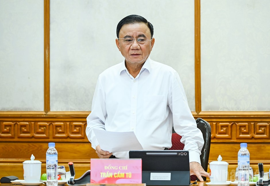Thường trực Ban Bí thư Trần Cẩm Tú ghi nhận tinh thần chủ động, khẩn trương của các cơ quan trong phối hợp nghiên cứu, xây dựng, đưa hai hệ thống vào thí điểm. (Ảnh: DUY LINH)