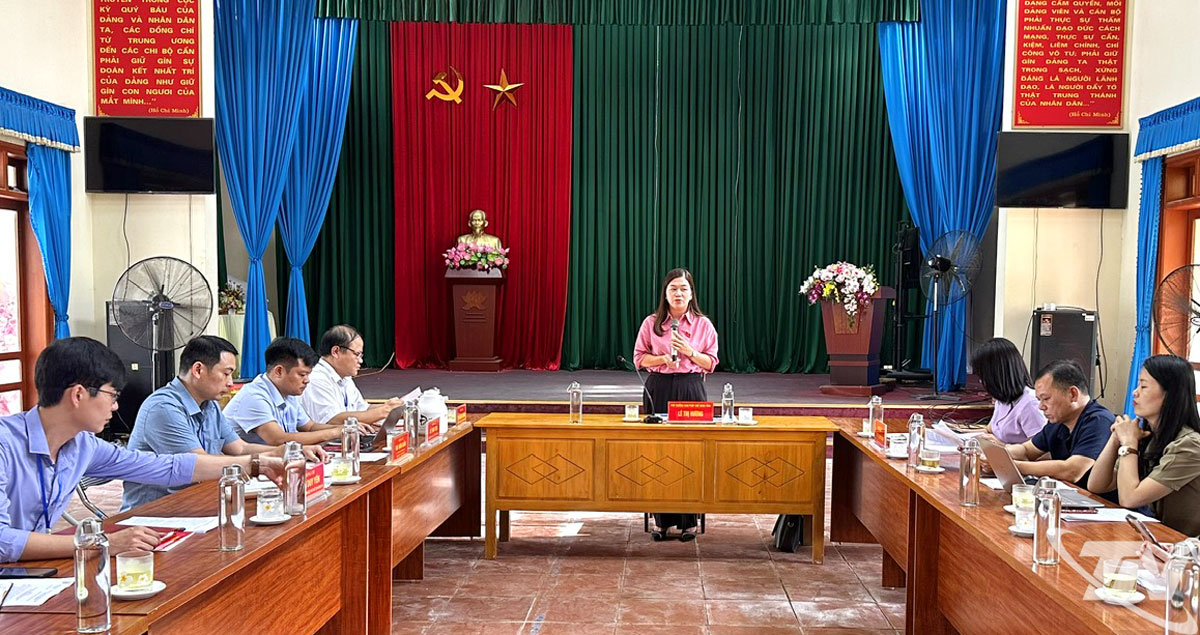 Đoàn khảo sát tại Trung tâm Phục vụ hành chính công xã Sảng Mộc