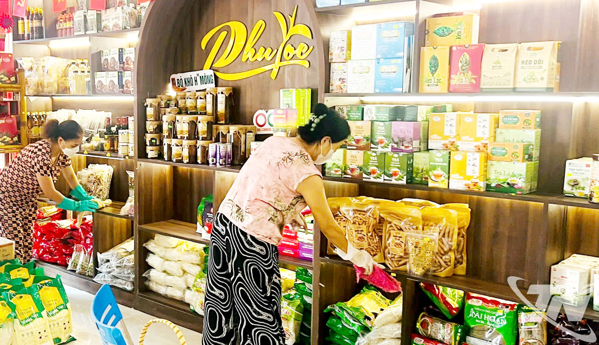 Khu bày bán sản phẩm của HTX Phú Lộc (ở phường Phan Đình Phùng) - đơn vị chuyên cung ứng nông sản địa phương