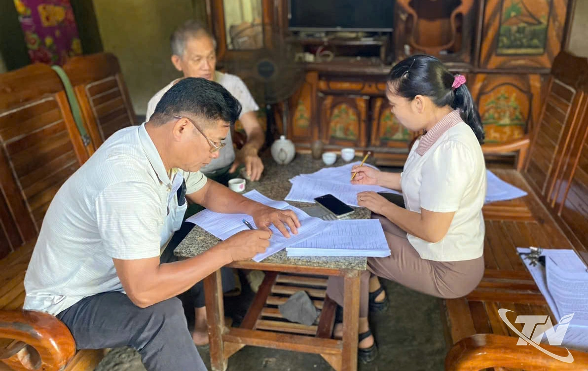 C&aacute;n bộ thực hiện c&ocirc;ng t&aacute;c giảm ngh&egrave;o hướng dẫn c&aacute;c hộ d&acirc;n thực hiện dự &aacute;n sinh kế.