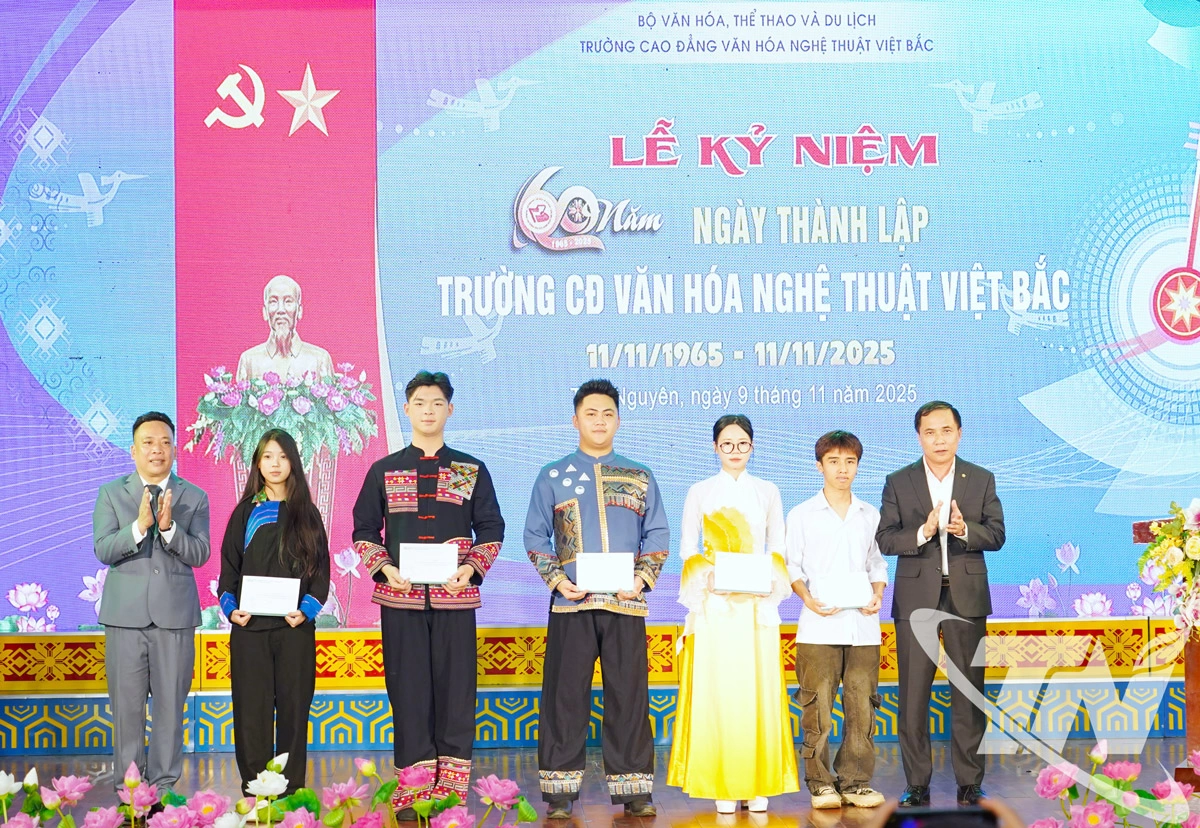 Các học sinh, sinh viên tiêu biểu có hoàn cảnh đặc biệt được nhận học bổng khuyến khích học tập.